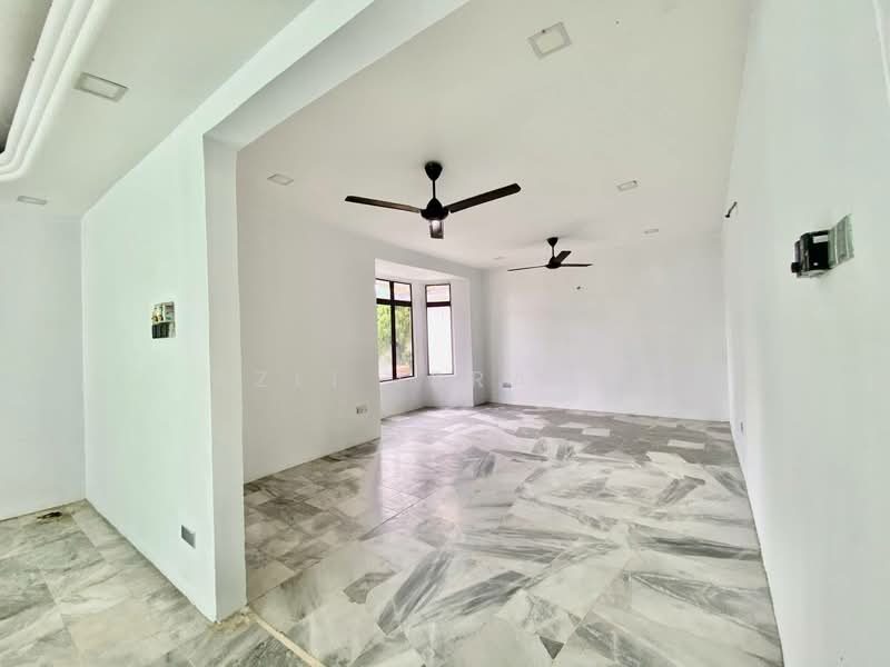 Bungalow for Sale in Bandar Rinching Seksyen 1 (Semenyih) - Azli Ibrahim - Living Room - PropertyGuru.com.my
