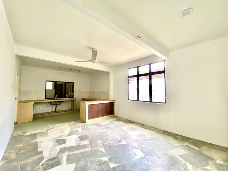 Bungalow for Sale in Bandar Rinching Seksyen 1 (Semenyih) - Azli Ibrahim - Kitchen - PropertyGuru.com.my