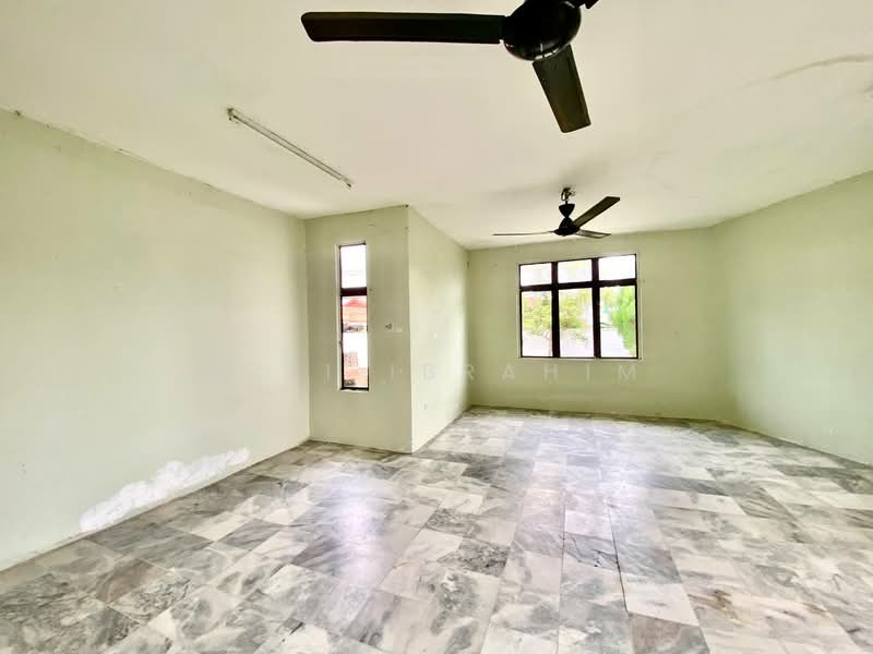 Bungalow for Sale in Bandar Rinching Seksyen 1 (Semenyih) - Azli Ibrahim - Living Room - PropertyGuru.com.my