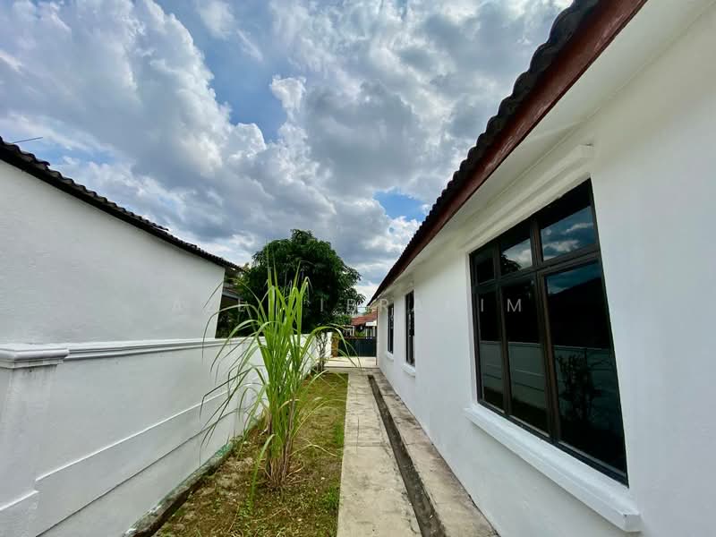 Bungalow for Sale in Bandar Rinching Seksyen 1 (Semenyih) - Azli Ibrahim - Exterior - PropertyGuru.com.my