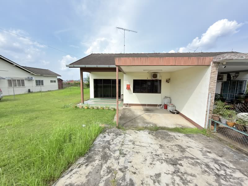Semi-Detached House for Sale in Taman Sunrise (Kluang) - Gipson Lay - PropertyGuru.com.my