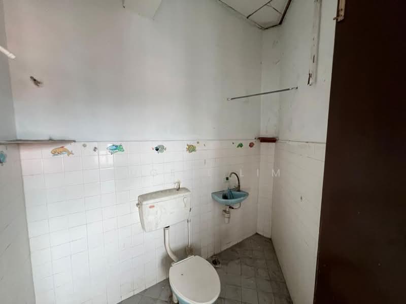 Pangsapuri untuk Dijual di Taman Lembah Maju - Eugene Lim - Bathroom - PropertyGuru.com.my