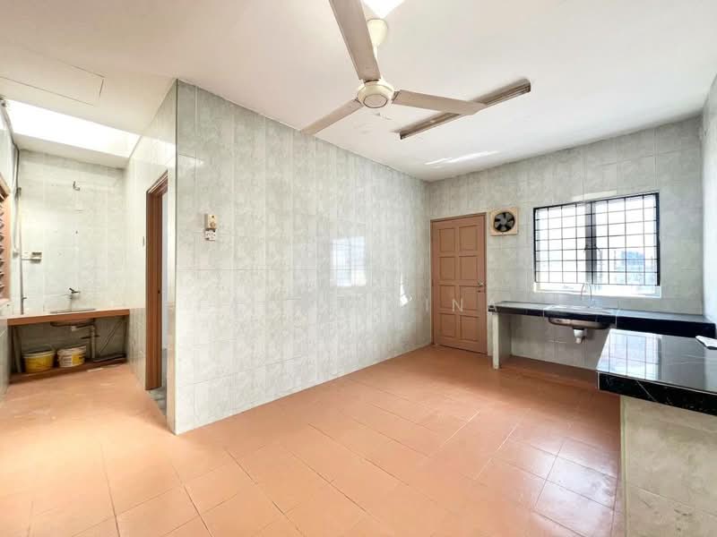 Rumah Teres 2 Tingkat untuk Dijual di Taman Impian Indah (Balakong) - Farah Dina - Kitchen - PropertyGuru.com.my
