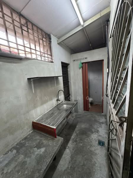 Rumah Teres untuk Disewa di Taman Damai Jaya (Skudai) - Chuan Hong Kee - Kitchen - PropertyGuru.com.my