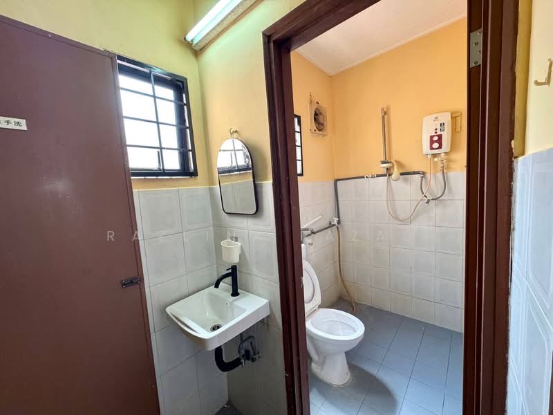 Rumah Teres untuk Dijual di Usj 2 (Subang Jaya) - Razlina Razali - Bathroom - PropertyGuru.com.my
