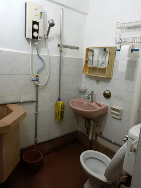 Apartment for Sale at Taman Pekaka Block 33 - Alex Chee - Bathroom - PropertyGuru.com.my