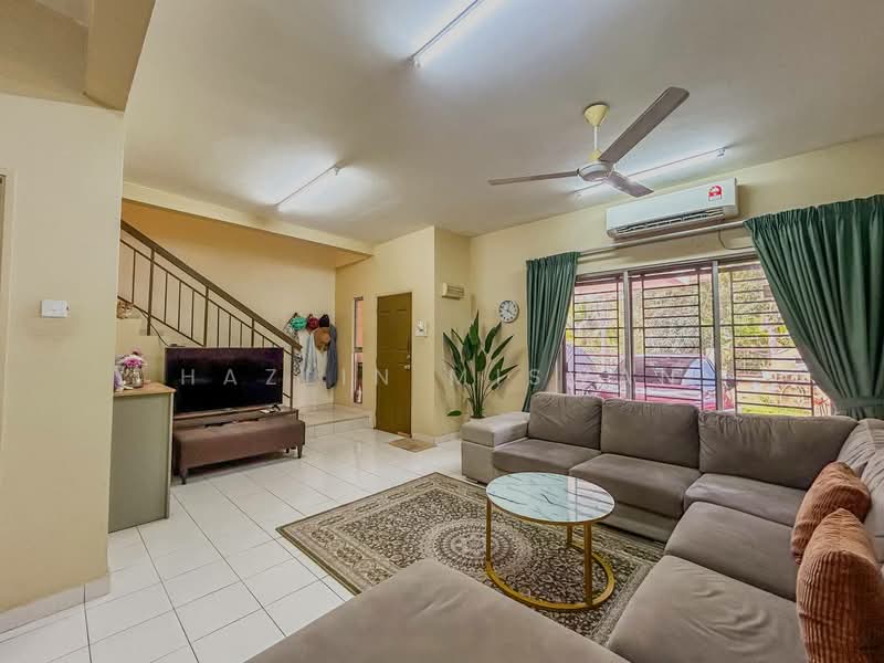 Rumah Teres 2-Tingkat untuk Dijual di Alam Suria (Puncak Alam) - Hazlin Miswan - Living Room - PropertyGuru.com.my