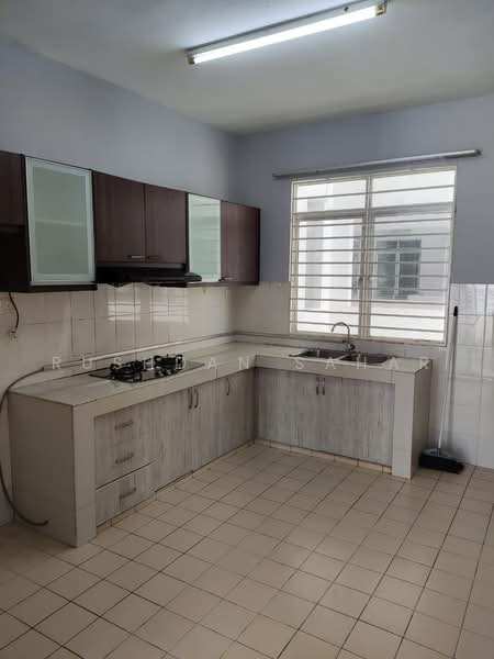 Condominium for Rent at Pearl Avenue - Rushdan Sahar - Kitchen - PropertyGuru.com.my