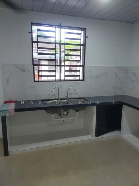Rumah Teres 1-Tingkat untuk Dijual di Taman Bayam (Lunas) - Hasrul Rosli - Kitchen - PropertyGuru.com.my