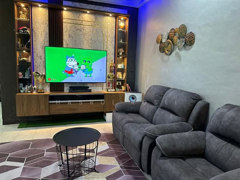 Rumah Teres 2-Tingkat untuk Dijual di Taman Seri Bertam (Kepala Batas) - Hasrul Rosli - Living Room - PropertyGuru.com.my
