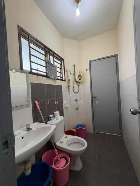 Rumah Teres 2 Tingkat untuk Dijual di Taman Setia Indah (Tebrau) - John Sia - Bathroom - PropertyGuru.com.my
