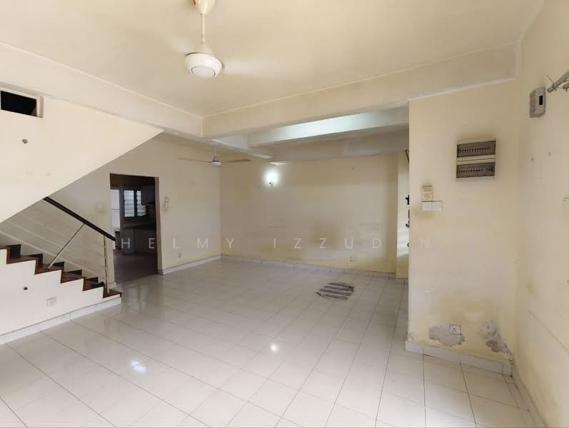 Rumah Teres 2 Tingkat untuk Dijual di Subang Bestari (Shah Alam) - HELMY IZZUDIN - Living Room - PropertyGuru.com.my