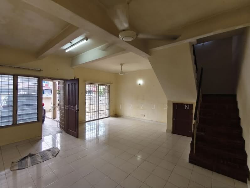 Rumah Teres 2 Tingkat untuk Dijual di Subang Bestari (Shah Alam) - HELMY IZZUDIN - Living Room - PropertyGuru.com.my