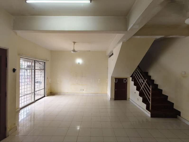Rumah Teres 2 Tingkat untuk Dijual di Subang Bestari (Shah Alam) - HELMY IZZUDIN - Living Room - PropertyGuru.com.my