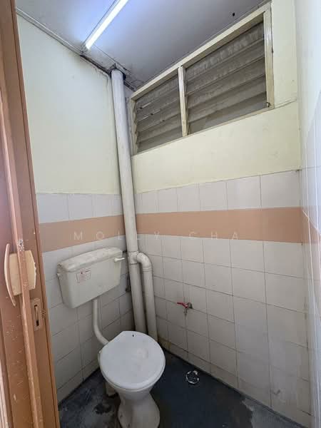 Flat for Sale at Pangsapuri Sri Meranti - Molly Cha - Bathroom - PropertyGuru.com.my