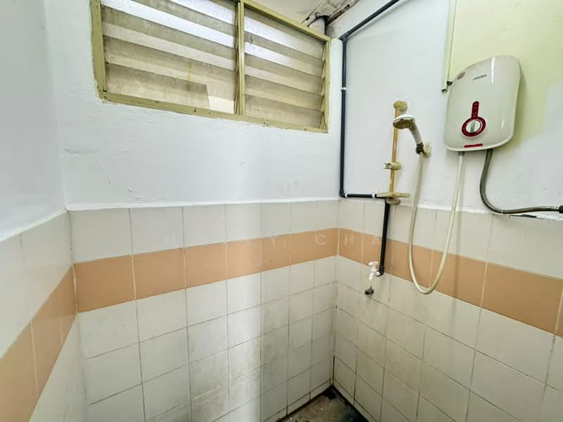Flat for Sale at Pangsapuri Sri Meranti - Molly Cha - Bathroom - PropertyGuru.com.my