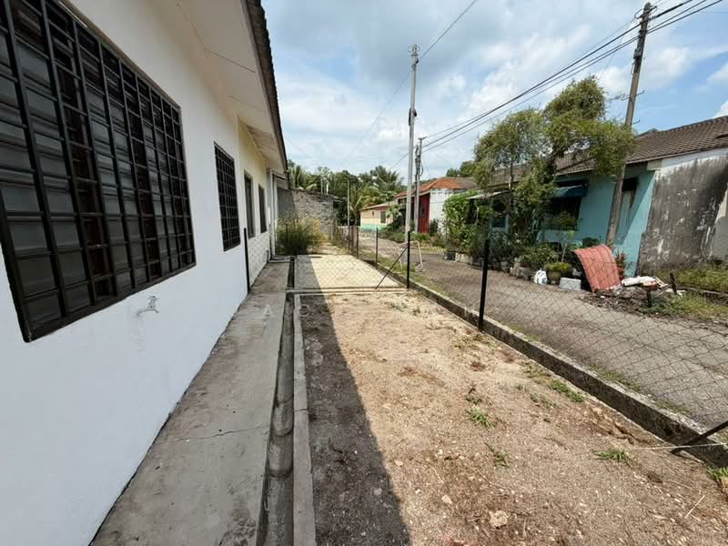 1-storey Terraced House for Sale in Bandar Universiti Seri Iskandar (Bota) - Jack Poh - Exterior - PropertyGuru.com.my