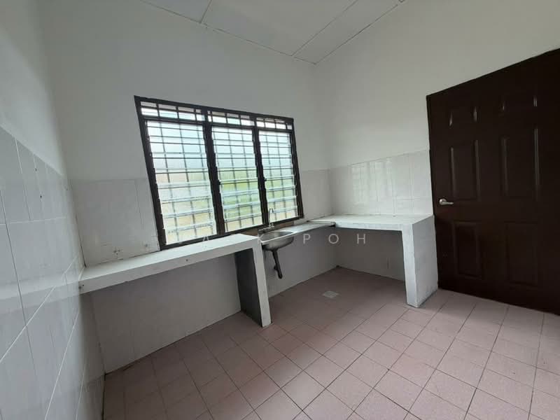 1-storey Terraced House for Sale in Bandar Universiti Seri Iskandar (Bota) - Jack Poh - Kitchen - PropertyGuru.com.my