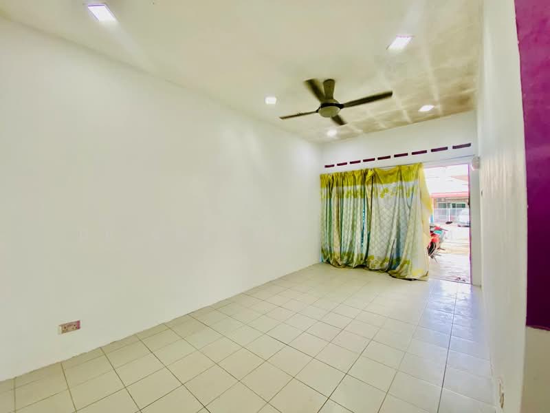 Rumah Teres 1 Tingkat untuk Dijual di Kampung Teluk Panglima Garang (Telok Panglima Garang) - Dr Shahril Nizam - Living Room - PropertyGuru.com.my