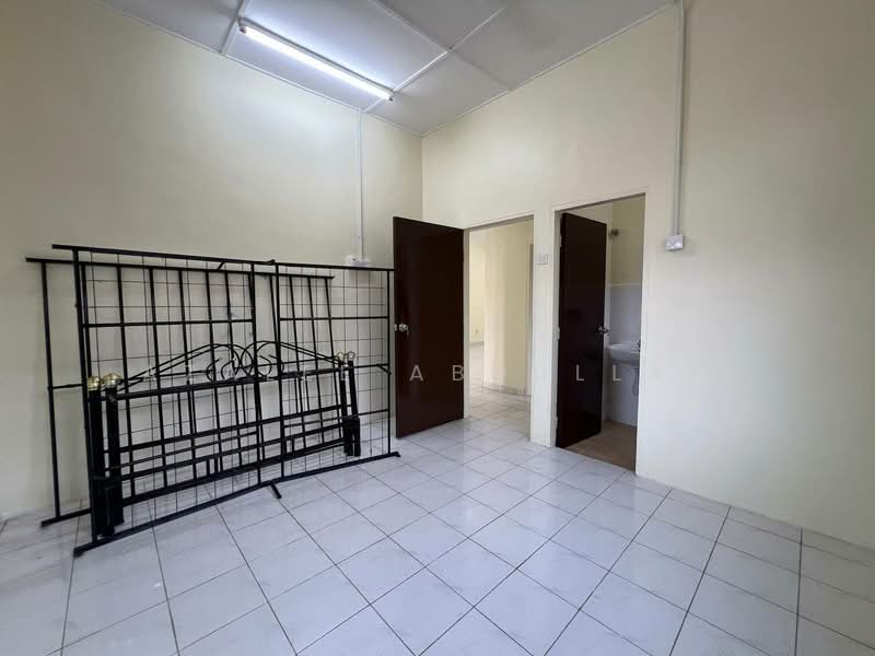 Semi-Detached House for Sale in Kampung Sungai Karang Pantai (Sungai Karang) - Azalee Abdullah - Bedroom - PropertyGuru.com.my