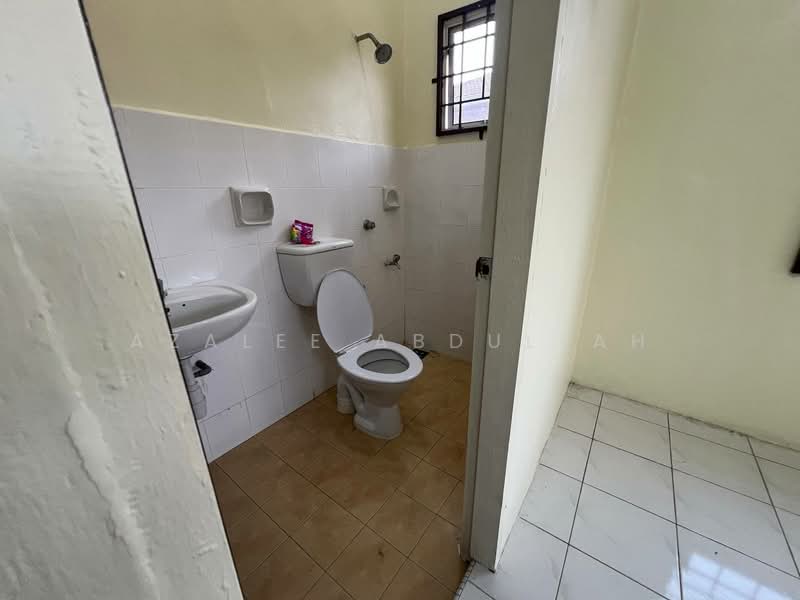 Semi-Detached House for Sale in Kampung Sungai Karang Pantai (Sungai Karang) - Azalee Abdullah - Bathroom - PropertyGuru.com.my