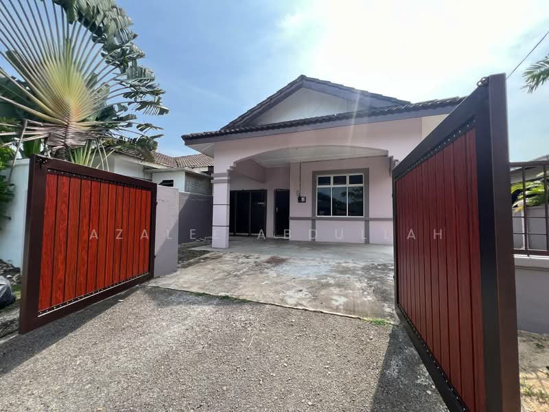 Semi-Detached House for Sale in Kampung Sungai Karang Pantai (Sungai Karang) - Azalee Abdullah - Exterior - PropertyGuru.com.my