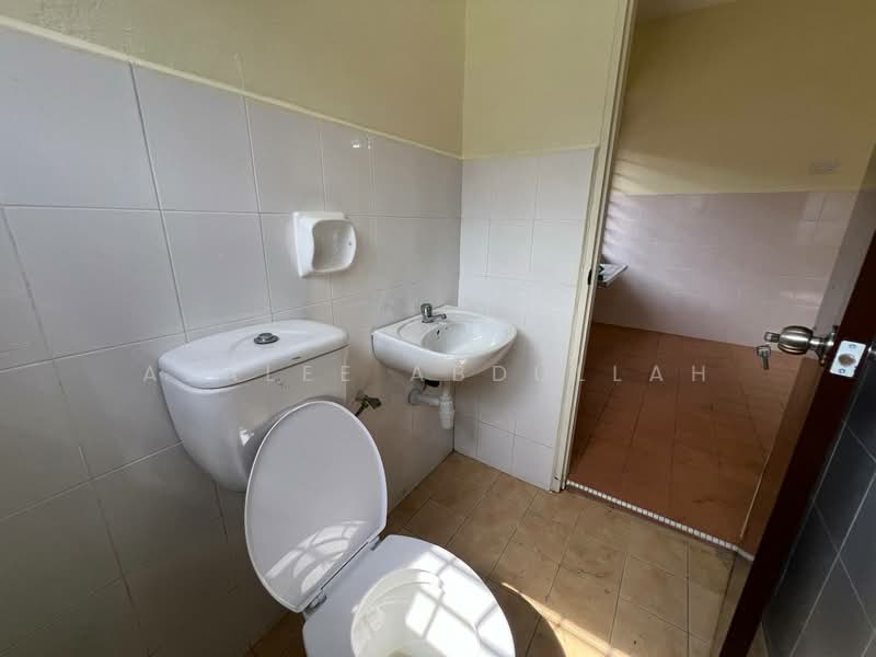 Semi-Detached House for Sale in Kampung Sungai Karang Pantai (Sungai Karang) - Azalee Abdullah - Bathroom - PropertyGuru.com.my