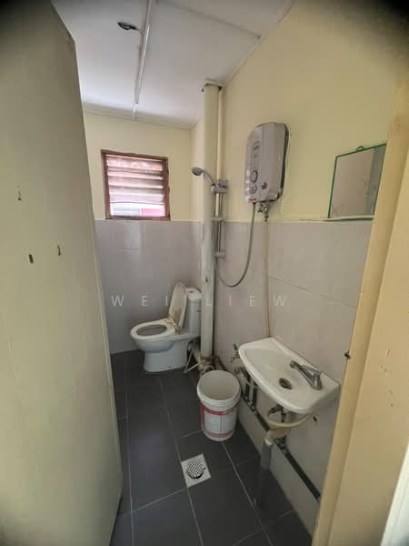 Pangsapuri untuk Disewa di Pandan Jaya Blok M - Wei Liew - Bathroom - PropertyGuru.com.my