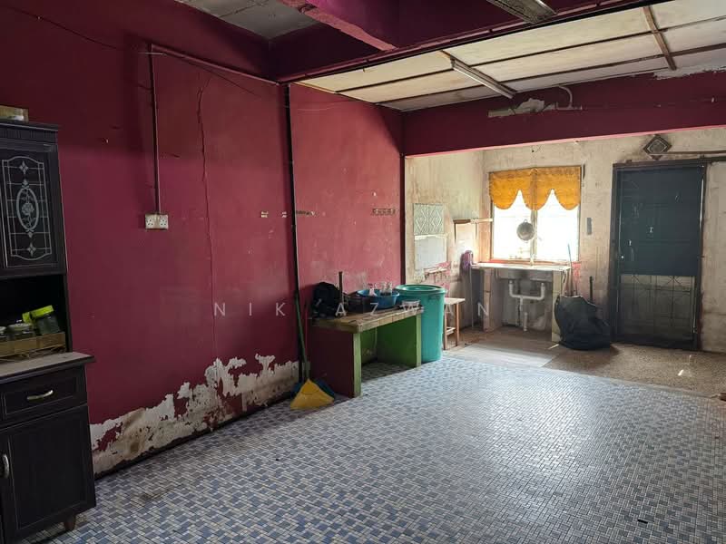 2-storey Terraced House for Sale in Taman Perindustrian Puchong Utama (Puchong) - NIK AZWAN - Kitchen - PropertyGuru.com.my