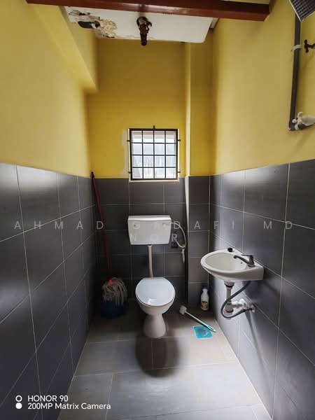 Flat for Sale at Taman Sri Serdang - Ahmad Gadafi Md Nor - Bathroom - PropertyGuru.com.my