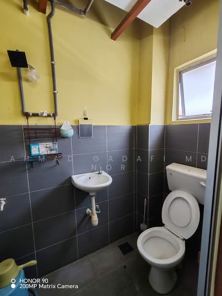 Flat for Sale at Taman Sri Serdang - Ahmad Gadafi Md Nor - Bathroom - PropertyGuru.com.my