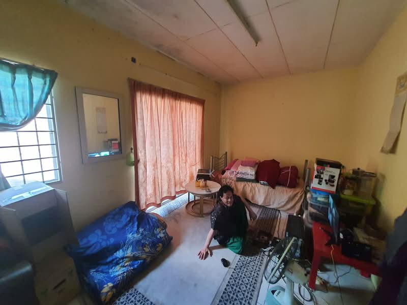 2-storey Terraced House for Sale in Bandar Putra Permai (Seri Kembangan) - Leo Koh - Living Room - PropertyGuru.com.my