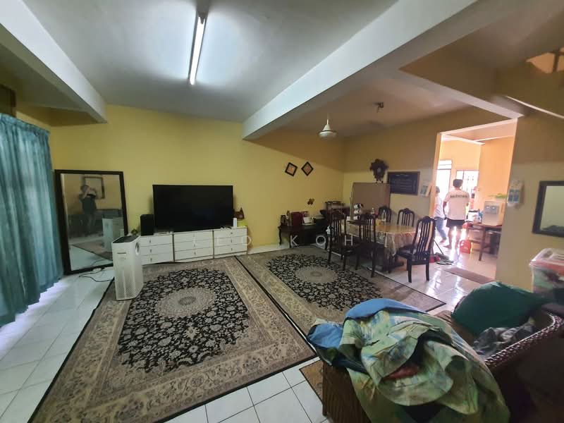 2-storey Terraced House for Sale in Bandar Putra Permai (Seri Kembangan) - Leo Koh - Living Room - PropertyGuru.com.my