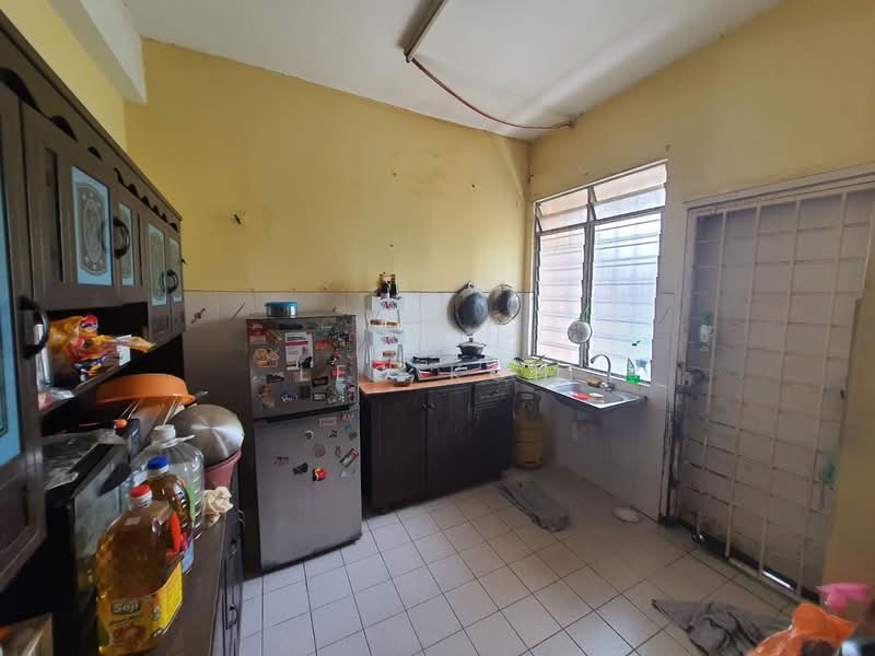 2-storey Terraced House for Sale in Bandar Putra Permai (Seri Kembangan) - Leo Koh - Kitchen - PropertyGuru.com.my