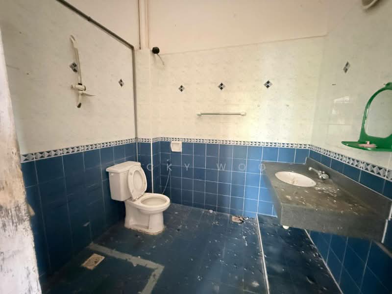 Rumah Teres 2 Tingkat untuk Dijual di Taman Perling (Perling) - Ricky Woo - Bathroom - PropertyGuru.com.my