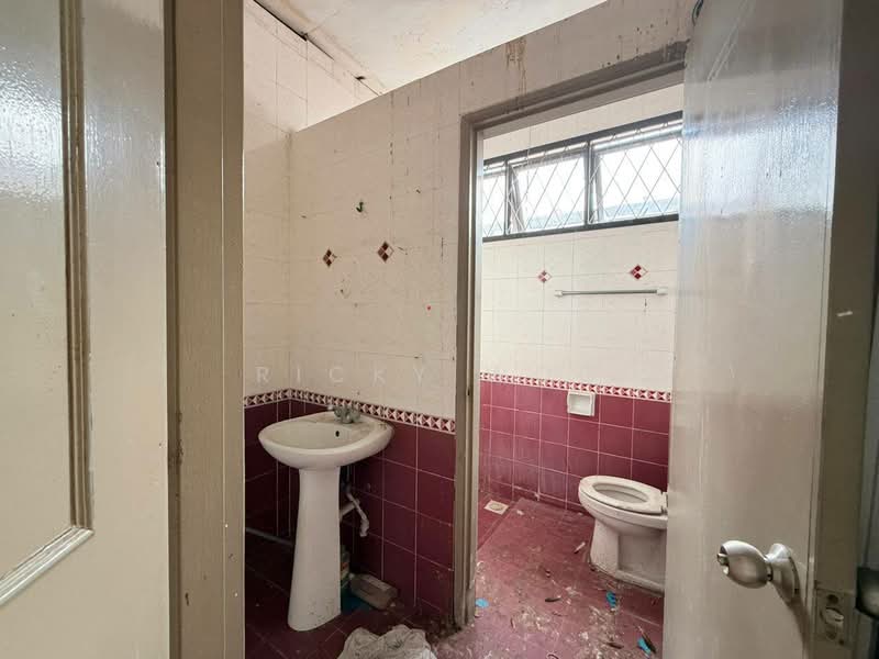 Rumah Teres 2 Tingkat untuk Dijual di Taman Perling (Perling) - Ricky Woo - Bathroom - PropertyGuru.com.my