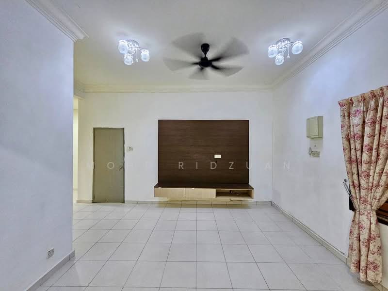 Townhouse for Sale in Klang (Selangor) - Mohd Ridzuan - Living Room - PropertyGuru.com.my