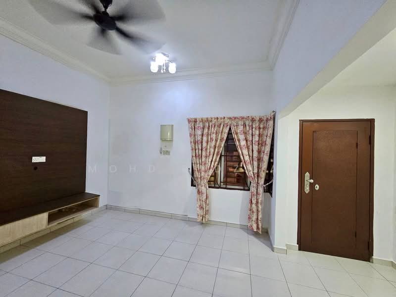 Townhouse for Sale in Klang (Selangor) - Mohd Ridzuan - Living Room - PropertyGuru.com.my