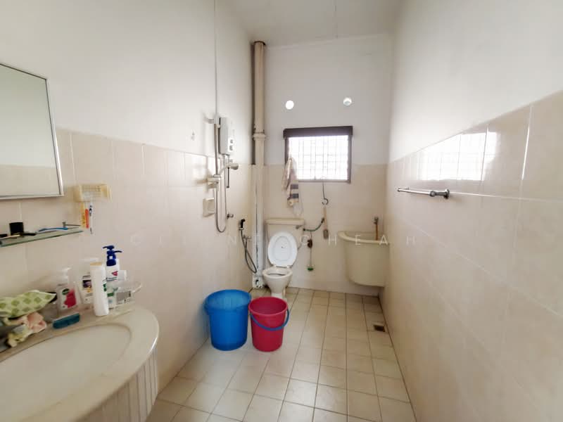 Rumah Berkembar untuk Dijual di Taman Chee Seng (Tanjung Bungah) - Celine Cheah - Bathroom - PropertyGuru.com.my
