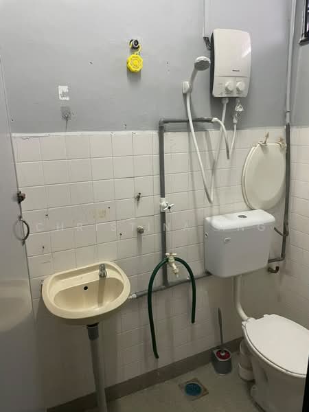 Rumah Teres 2-Tingkat untuk Disewa di Taman Johor Jaya (Johor Bahru) - Christina Ang - Bathroom - PropertyGuru.com.my