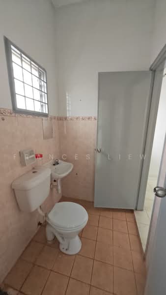 2.5-storey Terraced House for Sale in Bandar Putra Permai (Seri Kembangan) - Frances Liew - Bathroom - PropertyGuru.com.my