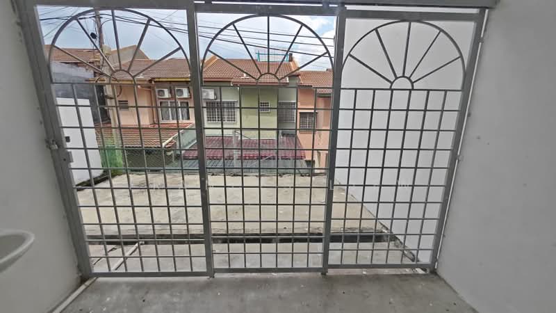 2.5-storey Terraced House for Sale in Bandar Putra Permai (Seri Kembangan) - Frances Liew - Exterior - PropertyGuru.com.my
