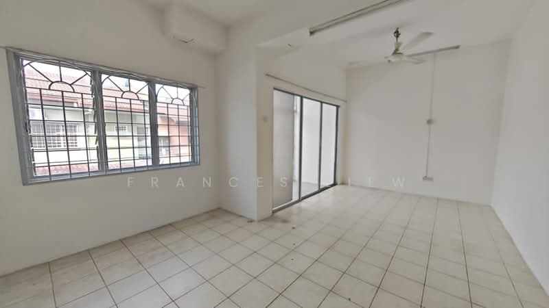 2.5-storey Terraced House for Sale in Bandar Putra Permai (Seri Kembangan) - Frances Liew - Living Room - PropertyGuru.com.my