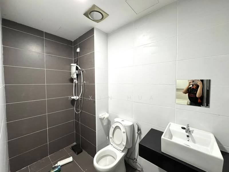 Kediaman Servis untuk Dijual di KSL Residence @ Daya - Kexin Hua - Bathroom - PropertyGuru.com.my