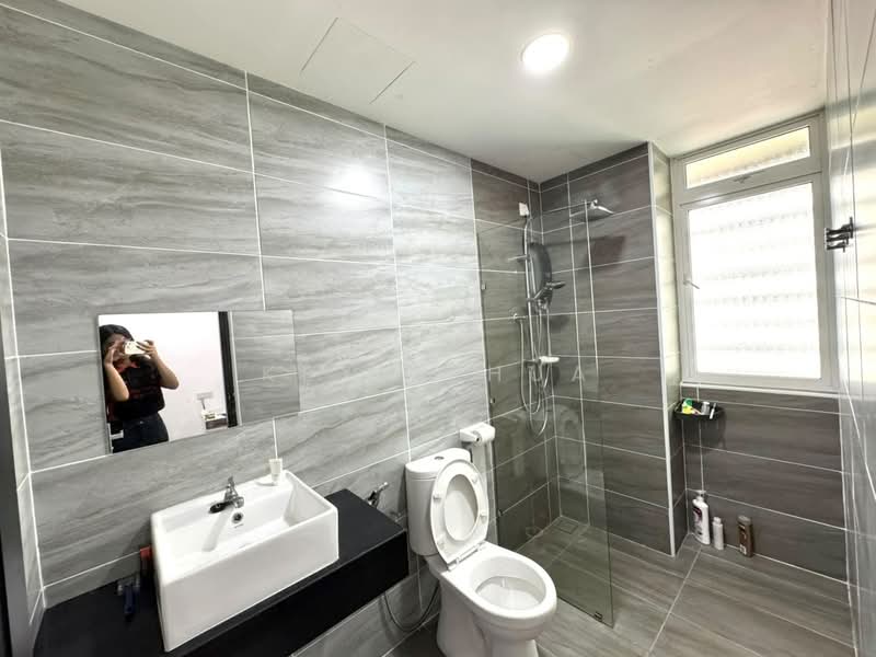Kediaman Servis untuk Dijual di KSL Residence @ Daya - Kexin Hua - Bathroom - PropertyGuru.com.my