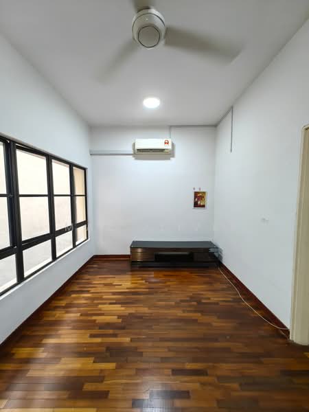 3-storey Terraced House for Sale in Jalil Sutera (Bukit Jalil) - Mak Oliver - Living Room - PropertyGuru.com.my