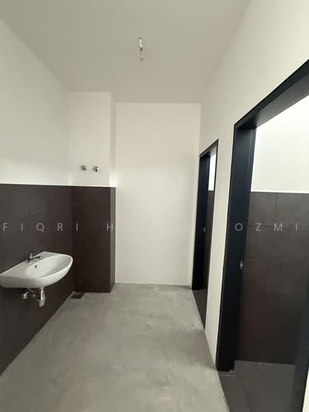 Shop / Office untuk Disewa di Bandar Serenia (Dengkil) - Fiqri Hazim Rozmi - Bathroom - PropertyGuru.com.my