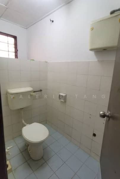 Kedai untuk Disewa di Saujana Damansara (Damansara Damai) - Valerie Tang - Bathroom - PropertyGuru.com.my