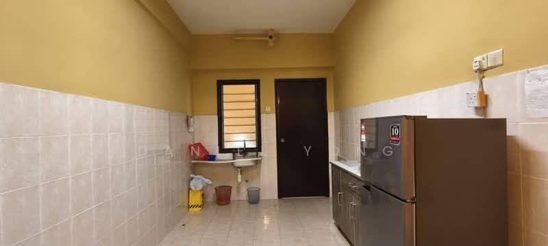 Apartment for Sale at Bayu Puteri 3 - Daniel Yong - Kitchen - PropertyGuru.com.my