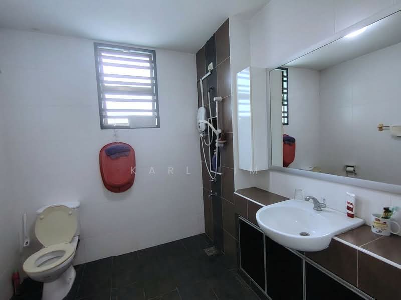 2-storey Terraced House for Sale in Taman Kempas Utama (Tebrau) - Karl Lim - Bathroom - PropertyGuru.com.my